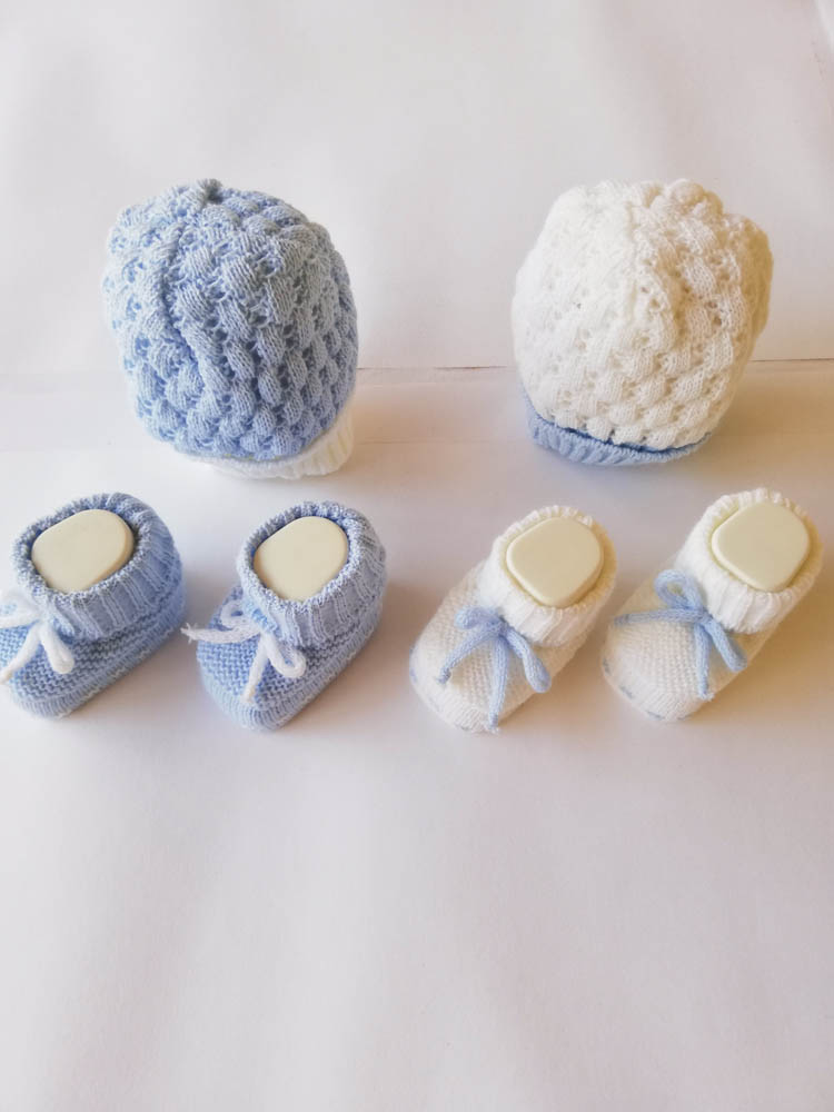 Cappellino e scarpine neonato prima nascita da corredo in misto lana. C098