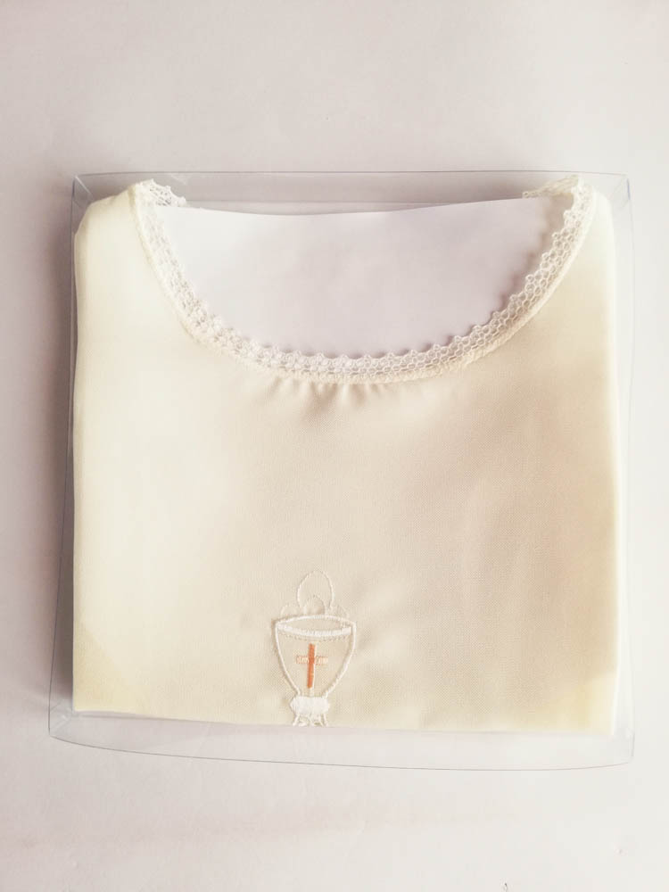 Camicina battesimale in seta di cotone con merletto e ricamo centrale "Fons Vitae". A355