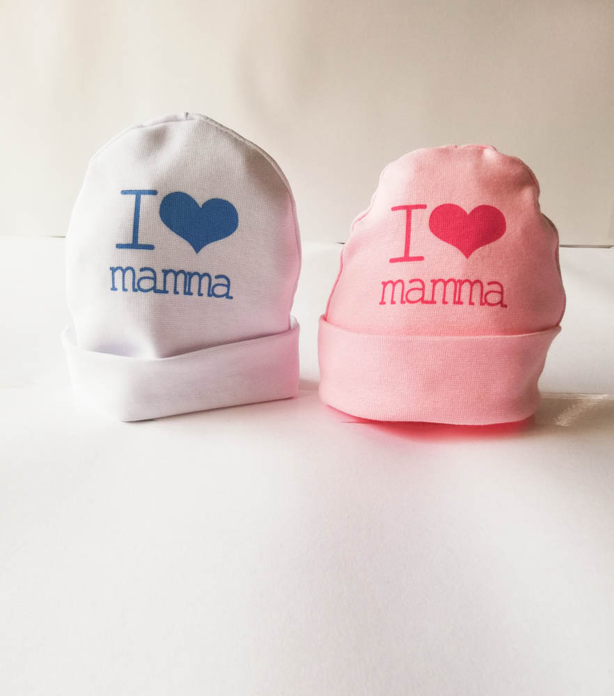 Cappellino neonato in cotone elasticizzato con scritta I ❤️ Mamma. C066