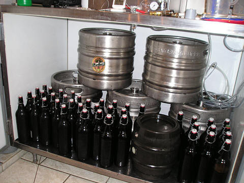 Bier nach der Abfüllung auf Fässer und Flaschen
