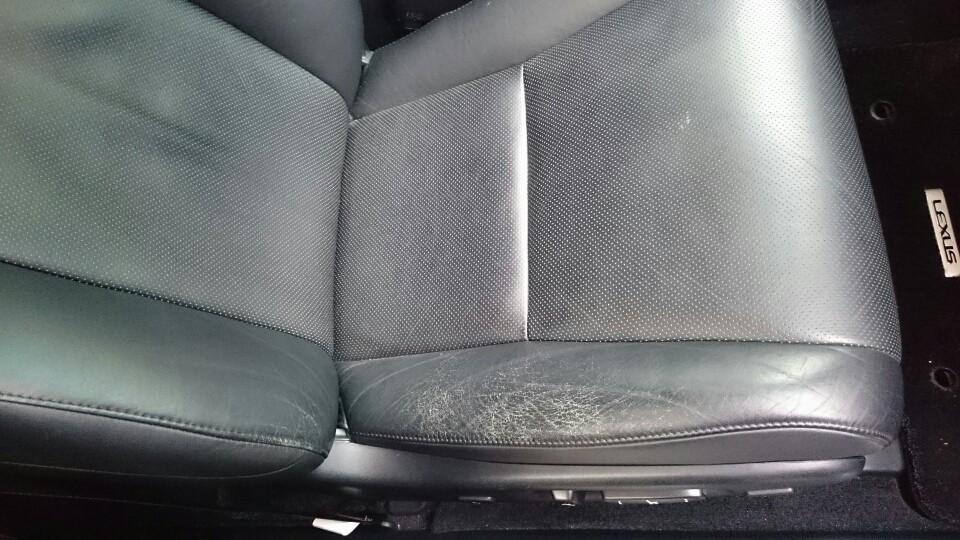 運転席ドア側だけがやはり擦れによってがさがさに。