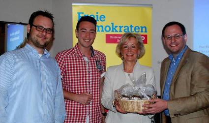 Die FDP Bochum bedankt sich für den Vortrag (Foto: Vivian Kanth).