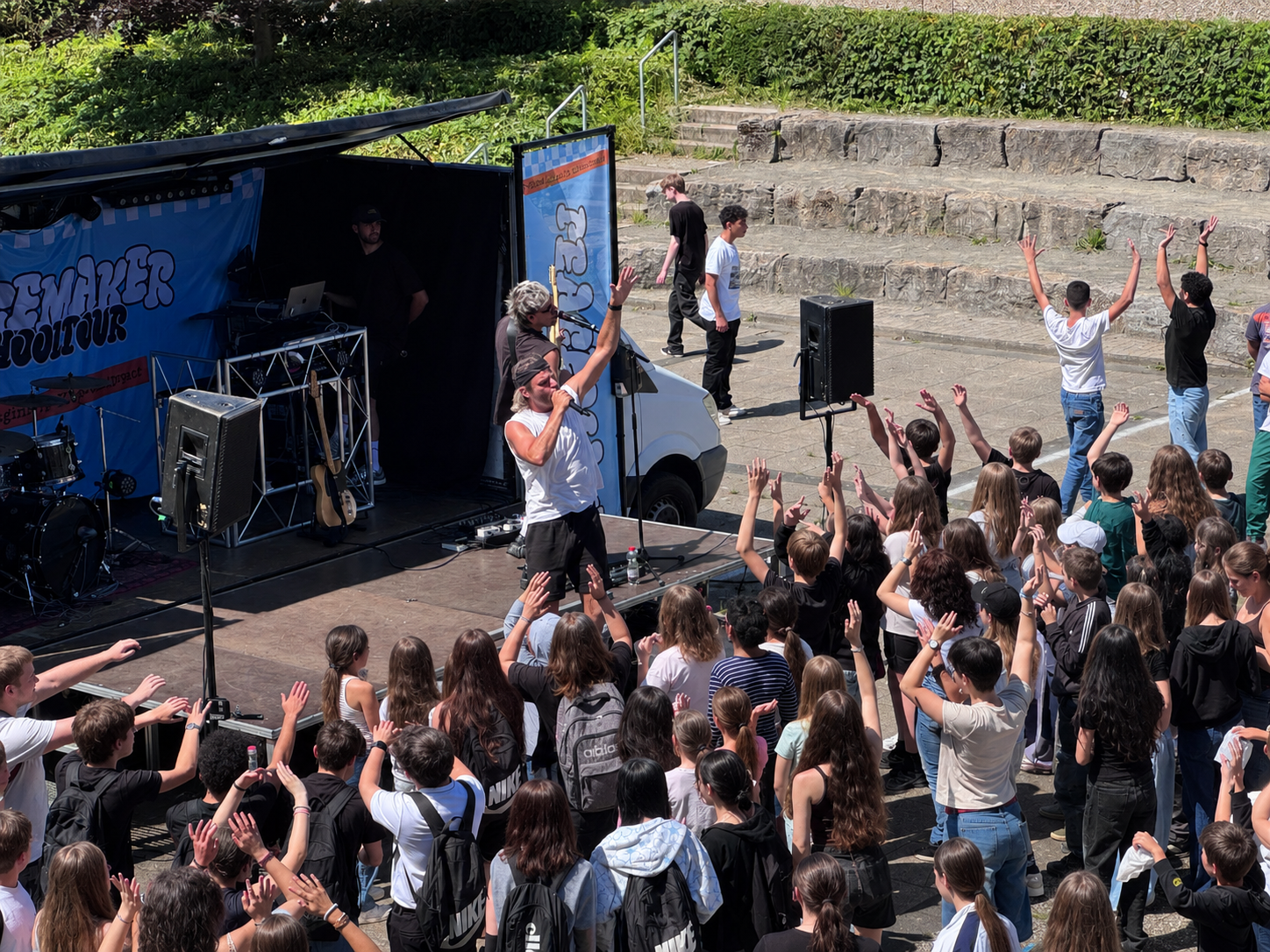 Peacemaker Schooltour bringt Summervibes an die EBeGe