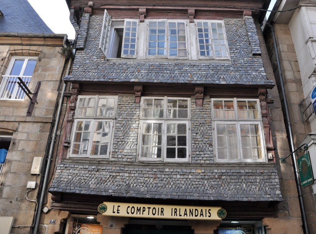 Maison aux murs recouverts d'ardoise des monts d'Arrée