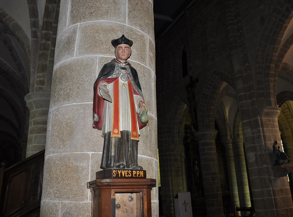 Statue de Saint Yves, le plus célèbre des saints bretons