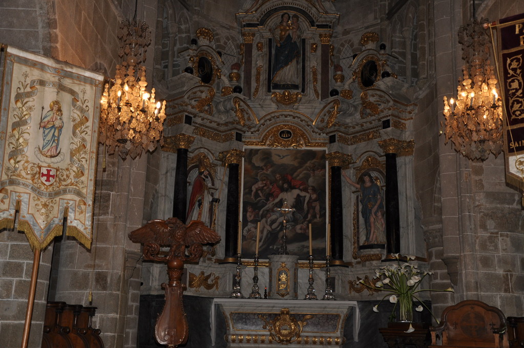 Maître-autel de l'église de Brélévenez avec retable baroque