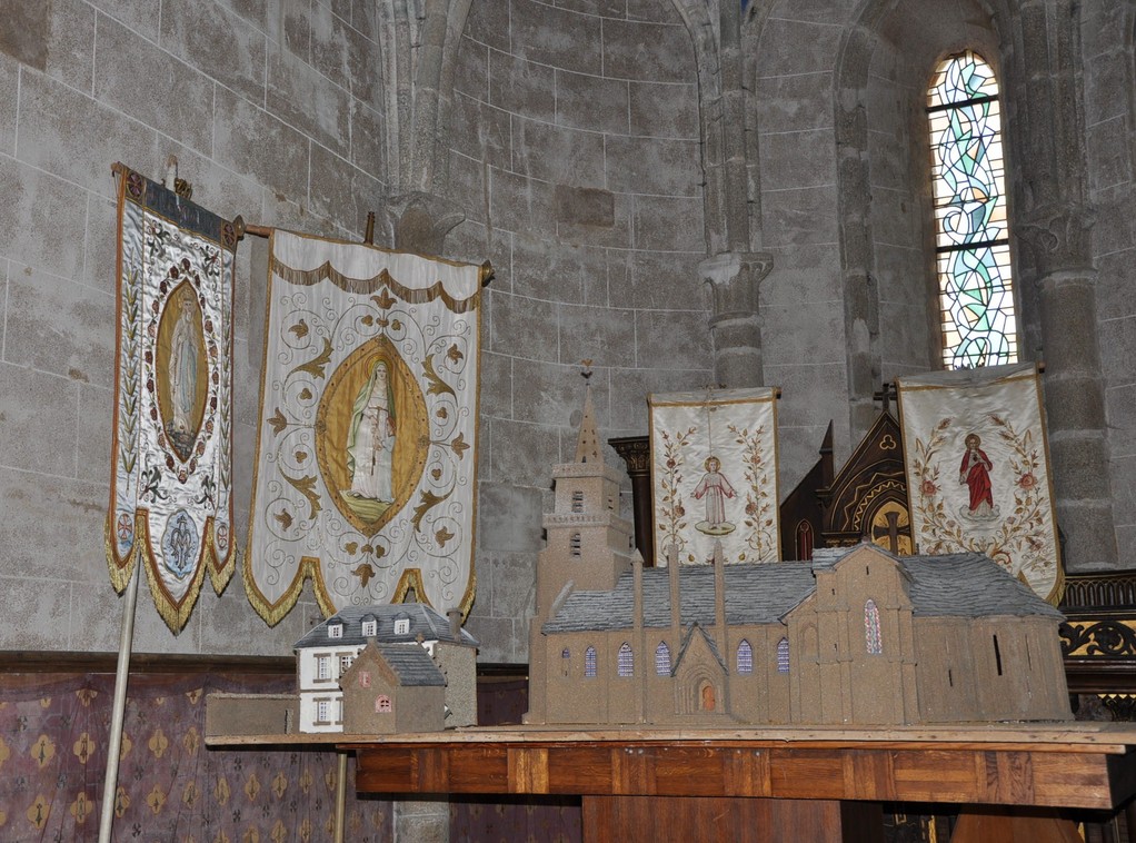 Bannières de procession autour de l'église de Brélévenez