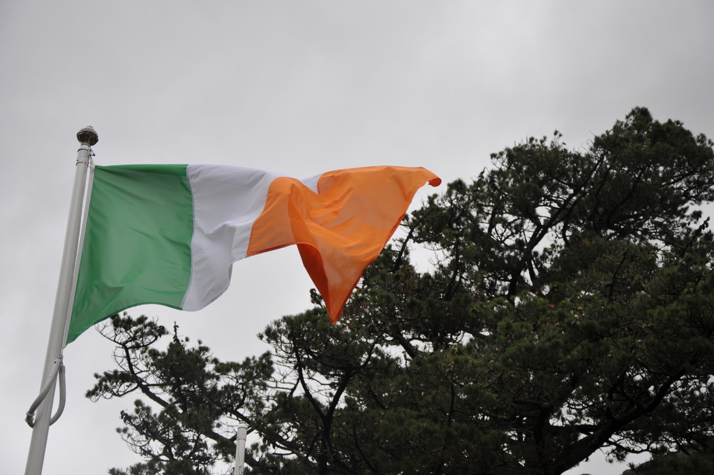 Drapeau d'Irlande dans le vent