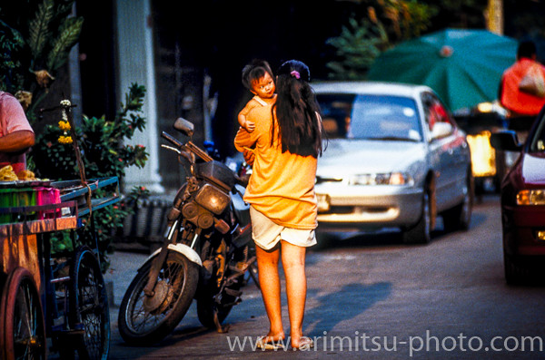 photograph of bangkok　子供を抱いて歩く女性