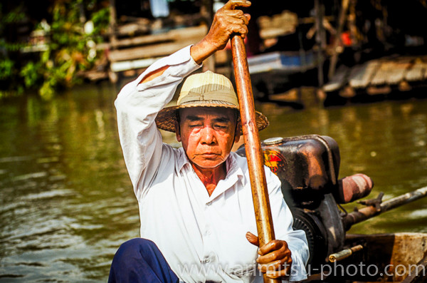 photograph of bangkok　舟をこぐ男性