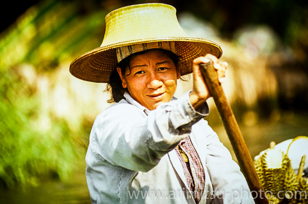 photograph of bangkok　舟をこぐ女性