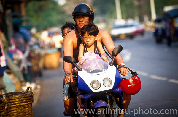 photograph of bangkok　子供をのせてバイクで走る男性