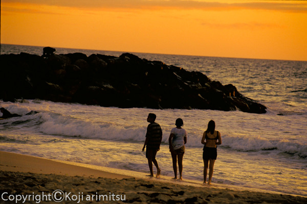 西オーストラリアの写真　夕焼けの海を歩く人達
