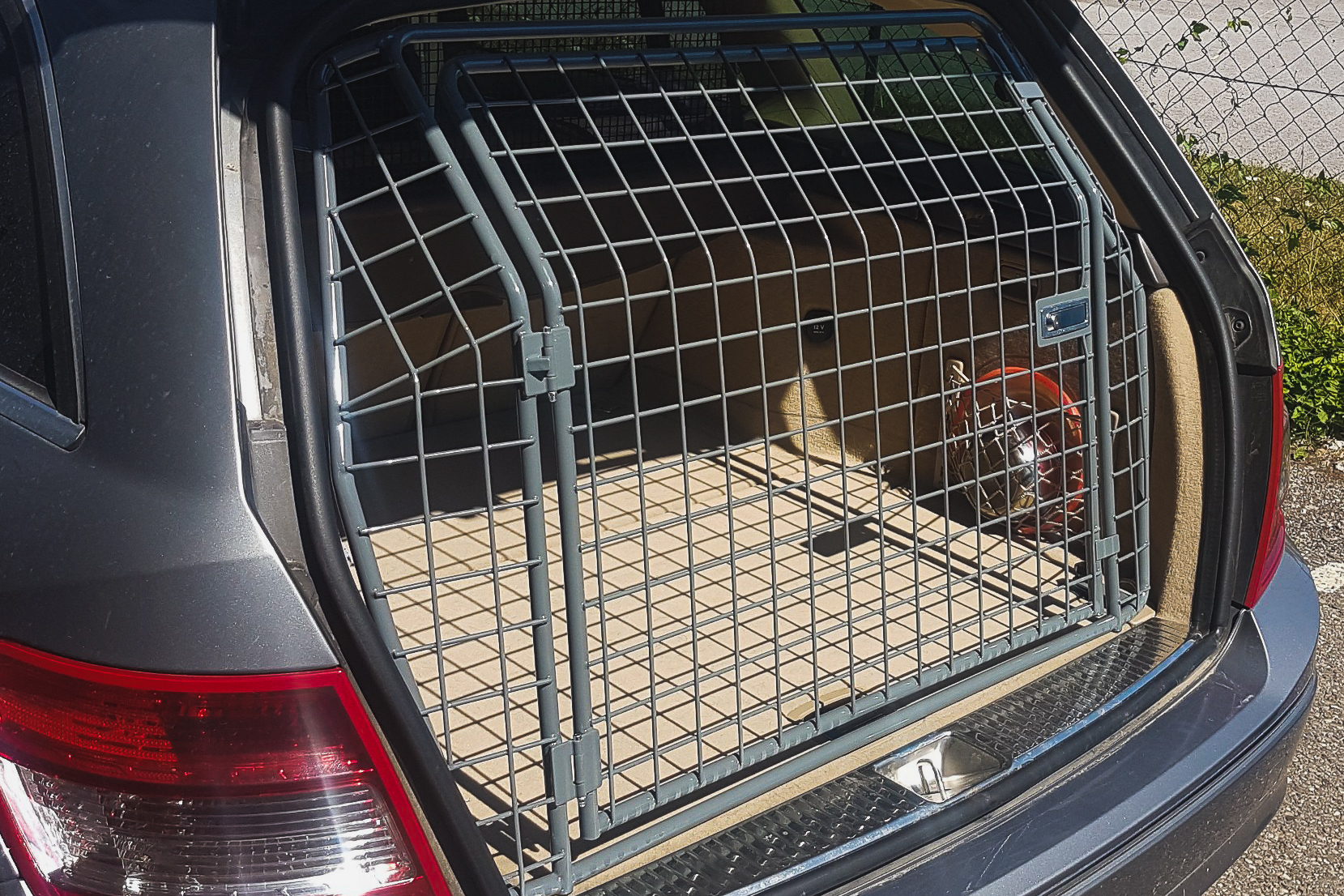 Kofferraumgitter für Hunde im Tierschutz-Laden