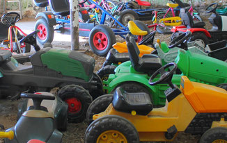 Fahrzeuge für die Kinder auf dem Hof