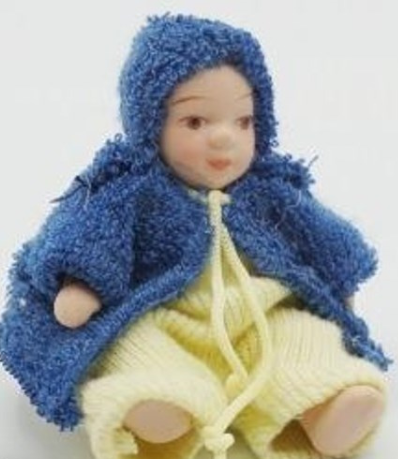 1:12 Baby Puppe aus Kunststein krabbelnd blau 4 cm FL0514 