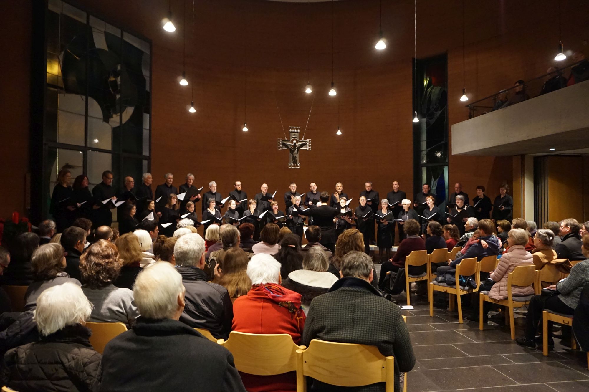 Das Bonner Vokalensemble in der Emmaus-Kirche Bonn, Dezember 2018. Foto: Elsa Funk-Schlör, Brüser Berger Konzerte in E