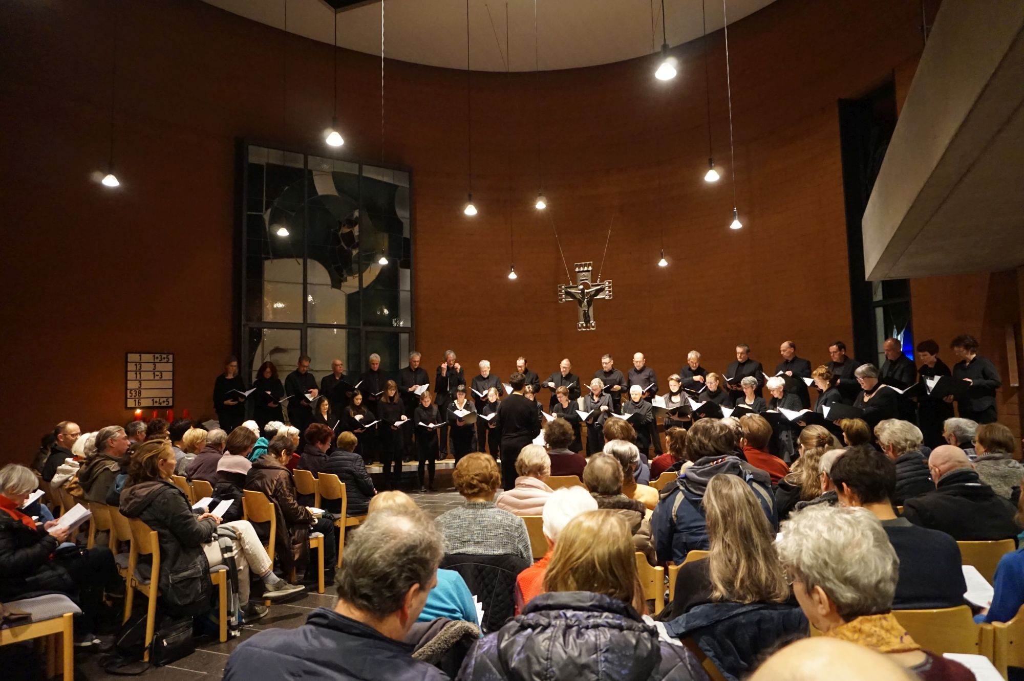 Das Bonner Vokalensemble in der Emmaus-Kirche Bonn, Dezember 2018. Foto: Elsa Funk-Schlör, Brüser Berger Konzerte in E