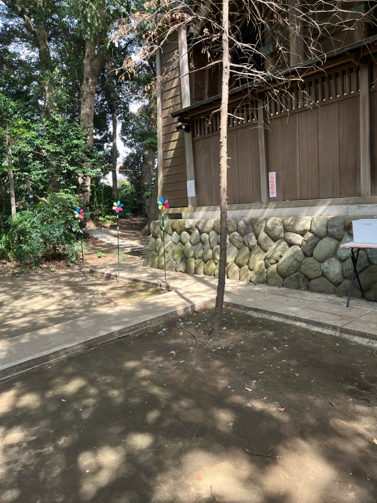 座敷わらしが遊びに来ると言われる境内横。遊びに来ている時は風車が回るのだとか。今日も回っていました