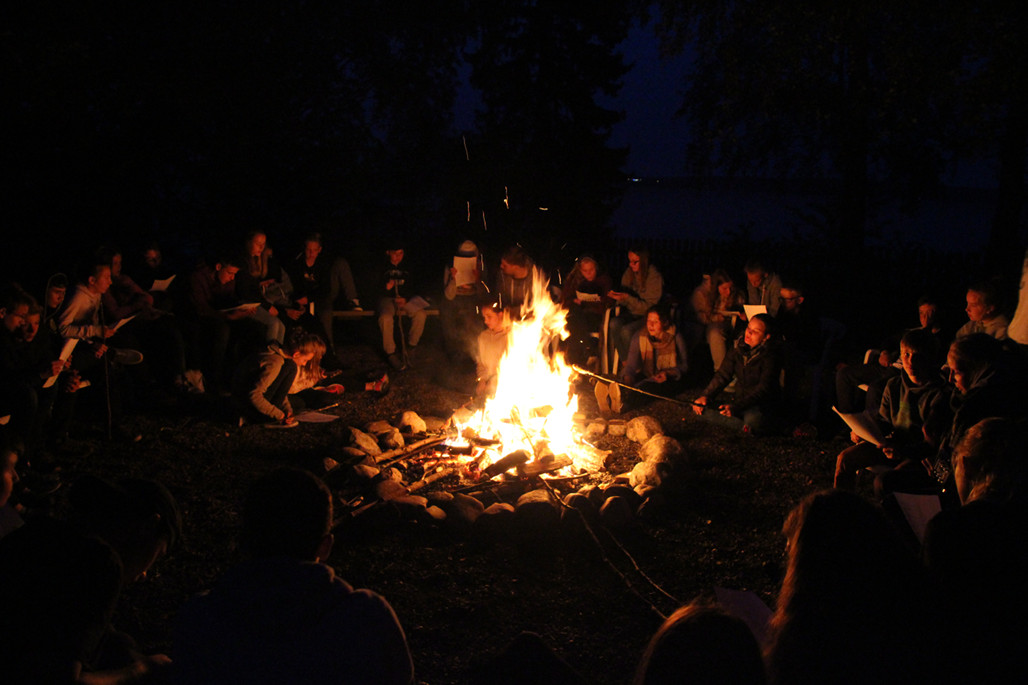 Abendliches Lagerfeuer, das keinem Pfadfinderlager in etwas nachsteht!