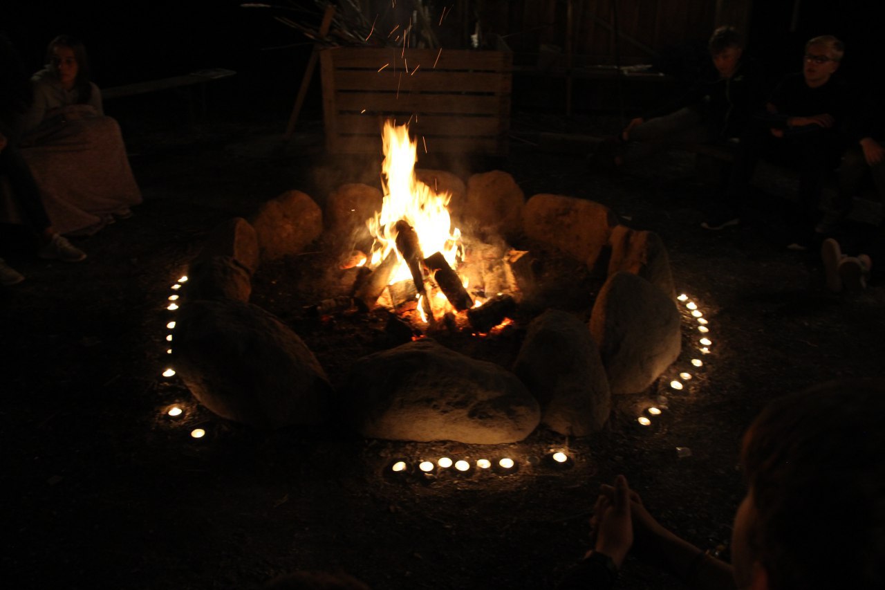 Auch gemütliche Abende am Lagerfeuer durften natürlich nicht fehlen – hier ein Bild vom Freizeitgottesdienst.