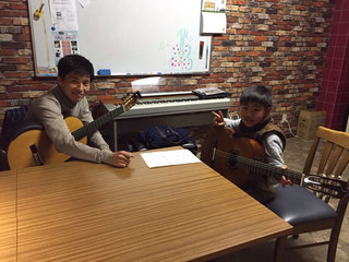 神戸ギター教室　子供とレッスンの様子