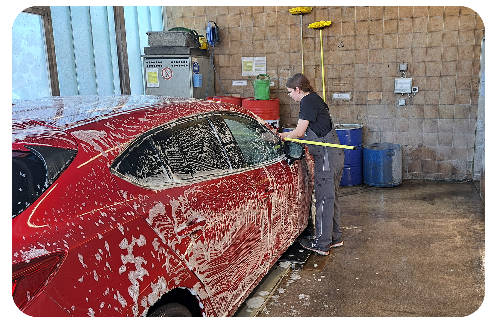 Das macht eine Automobil-Mechatronikerin in der Ausbildung