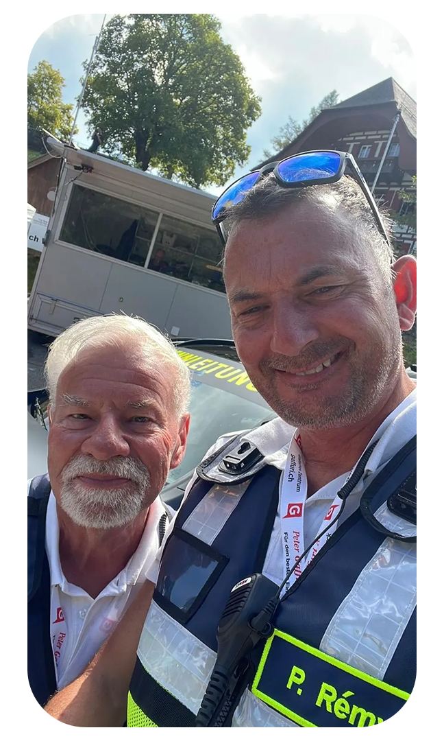 Heinz Uhlmann (l.) und Patric Remy sind Teil des Sicherheitsteams an den Gurnigelrennen - Bild: PD