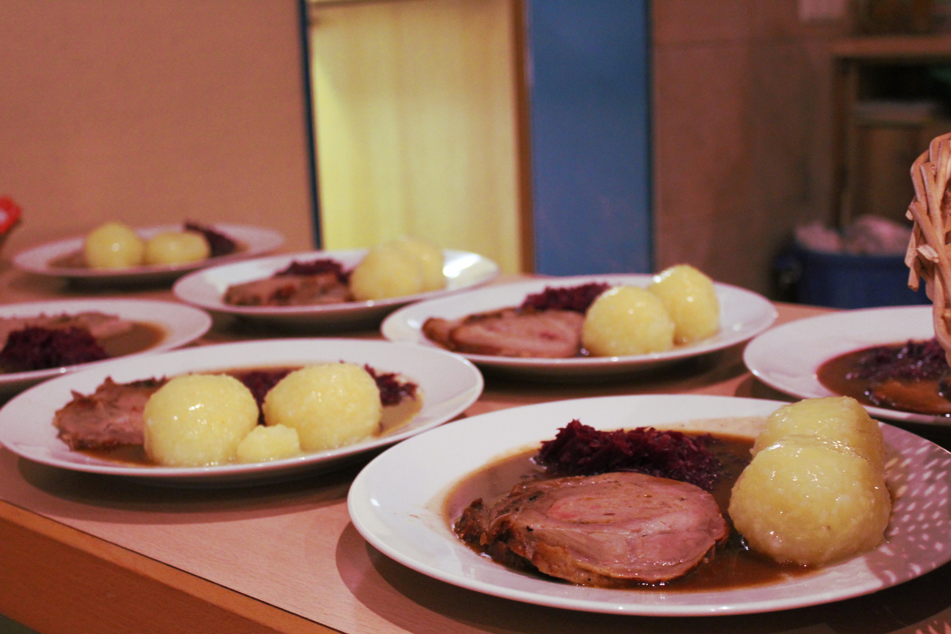 gefüllter Braten mit Klößen und Blaukraut