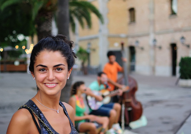 Diseminar sonrisas aleatorias por las calles puede ser una forma de mejorar la vida de los demás, han descubierto científicos de la Universidad de Purdue; la sonrisa, placebo o no, puede estimular positivamente el sistema inmunológico de una persona