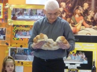 come Gesù, prende il pane, lo spezza...
