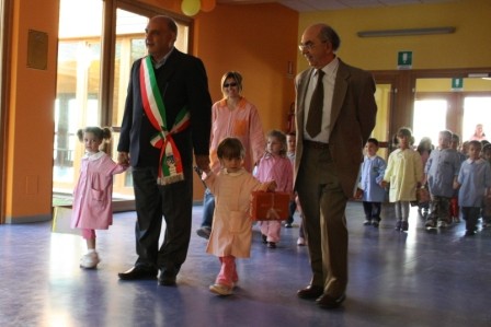 A scuola ci aspettano il sindaco e l'assessore.