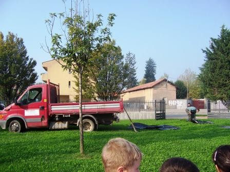 usciamo in giardino perchè è arrivato un grosso camion