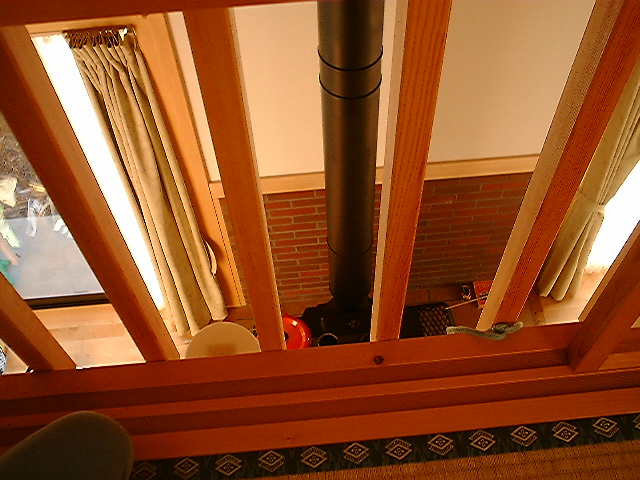 2階の通気窓から1階の薪ストーブを見下ろしています。