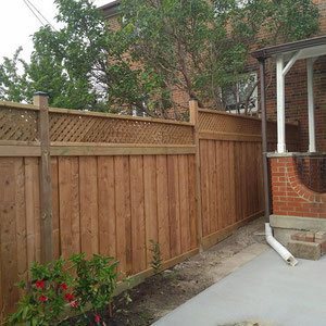 Function and style blend beautifully in this classic cedar fence topped by a decorative woven pattern. The sleek step-up panels easily transition with the yard's slight slope. 