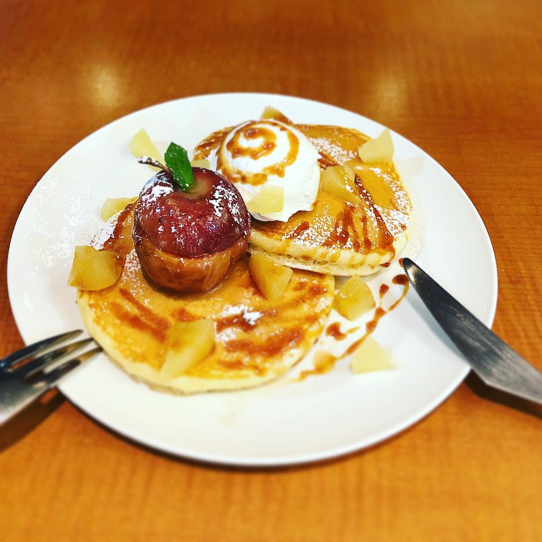 焼きりんごとキャラメルシナモンシュガーのパンケーキです。単品800円☕️ドリンクセット1120円です。