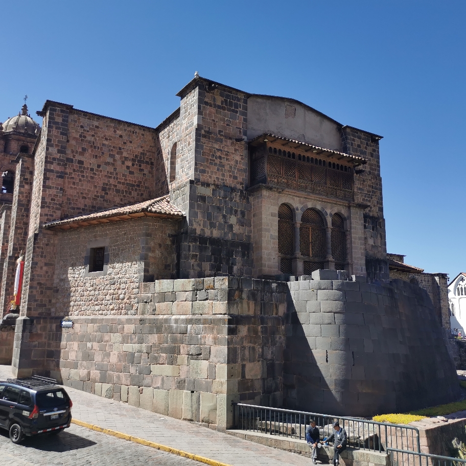 Sonnentempel und Kirche