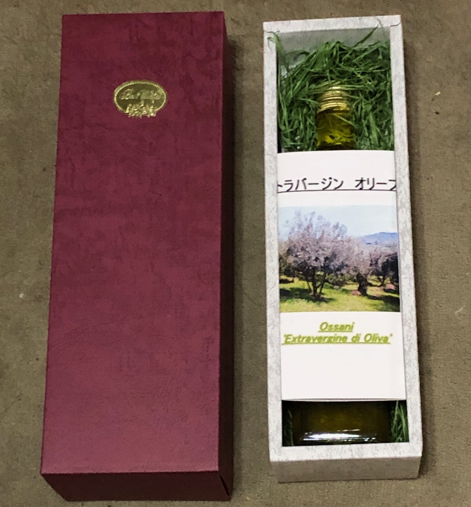 ワインレッドのしっかりした箱も豪華