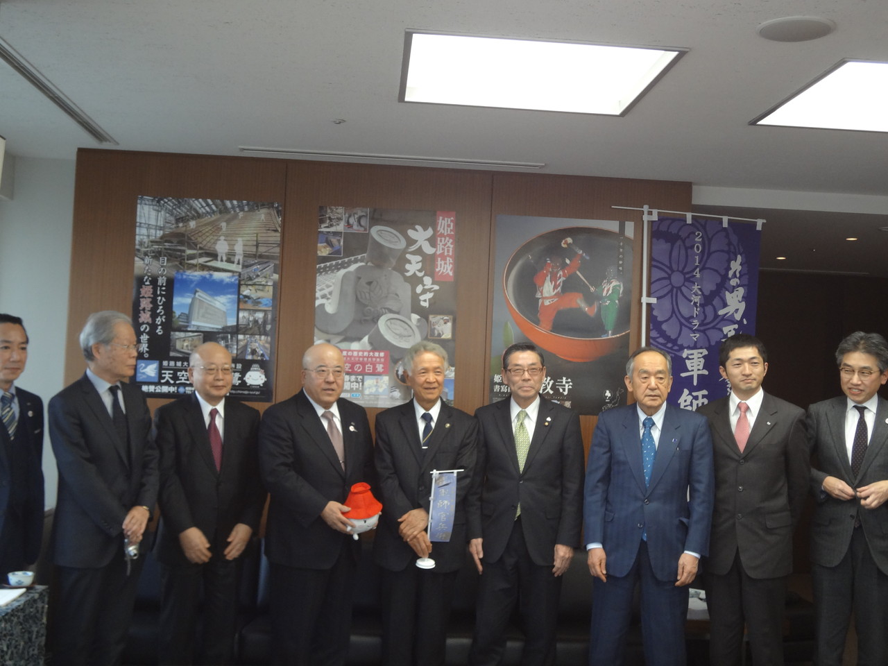 連合西部地協から交通見守り旗をいただきました東京懇話会