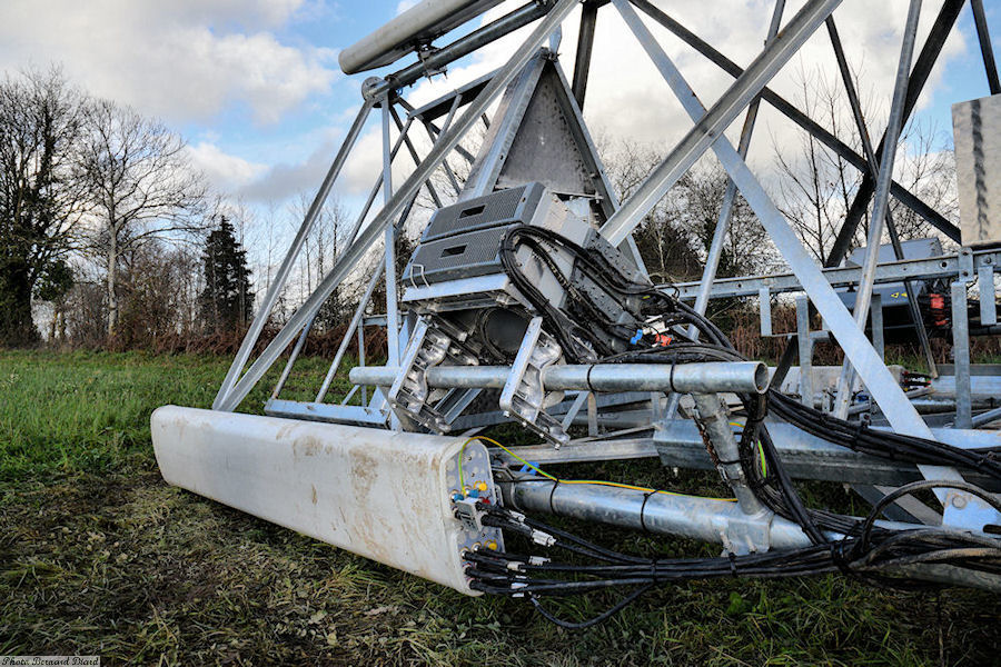 Antennes et coffrets associés d'Orange en haut du pylône