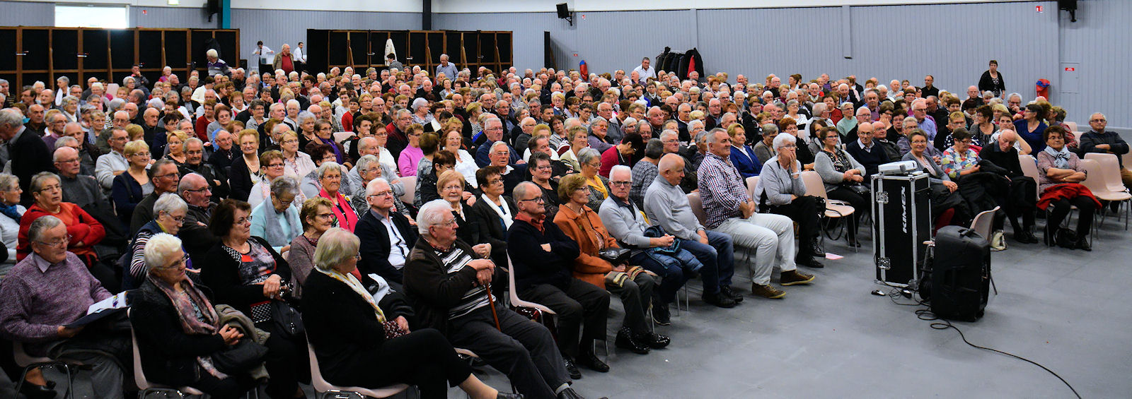 La salle de restaurant transformée en salle de conférence