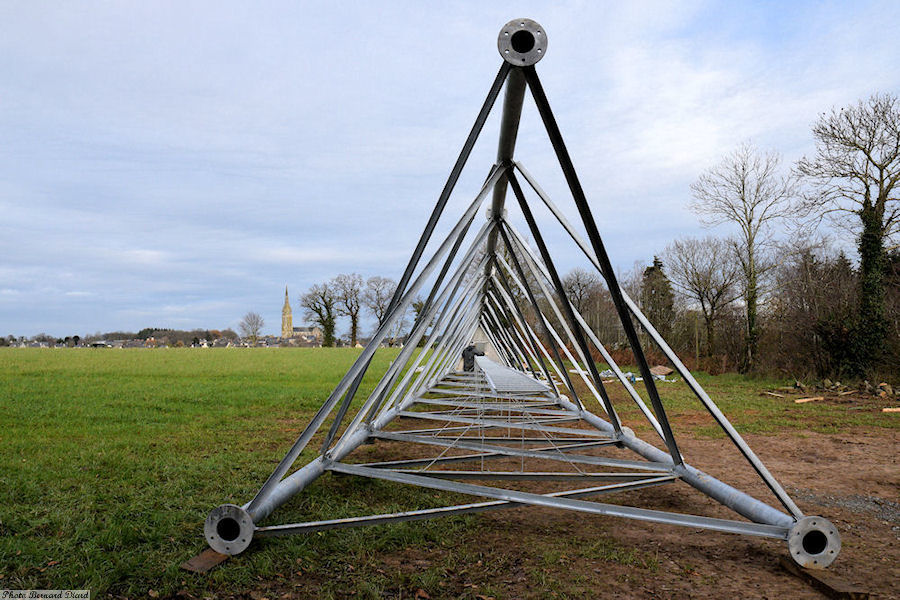 Vue intérieure du tripode avec l'échelle d'accès en cours d'assemblage