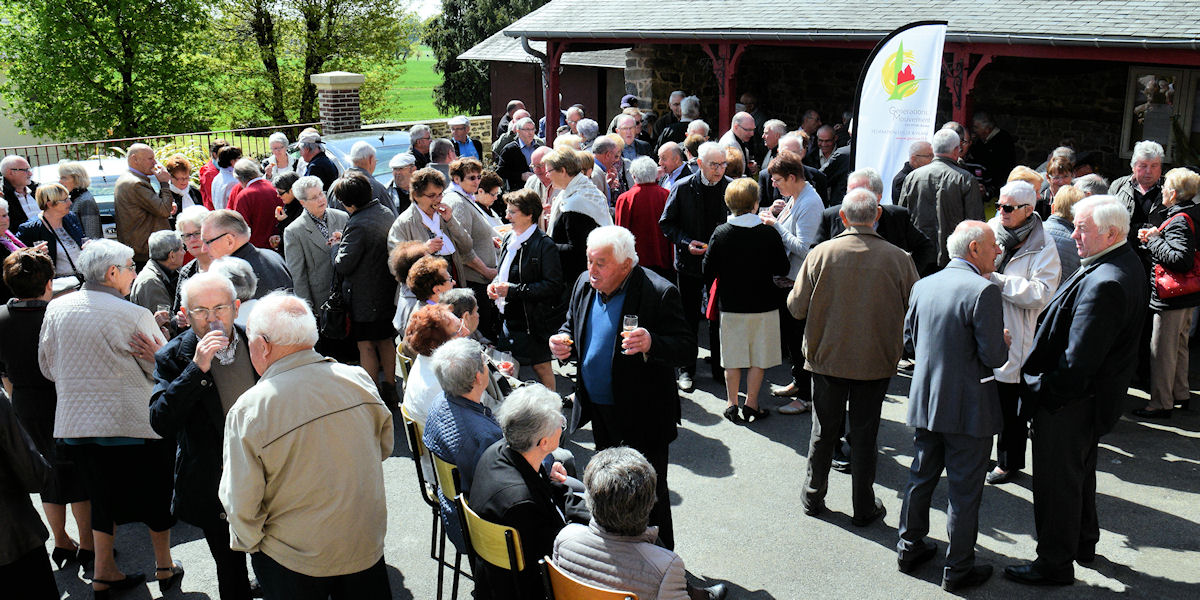 12h00 l'apéro d'accueil  à l'extérieur avec un très beau soleil de printemps. 