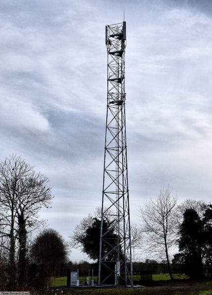Au sommet les 3 antennes d'Orange pouvant couvrir 360 degrés en 3x120