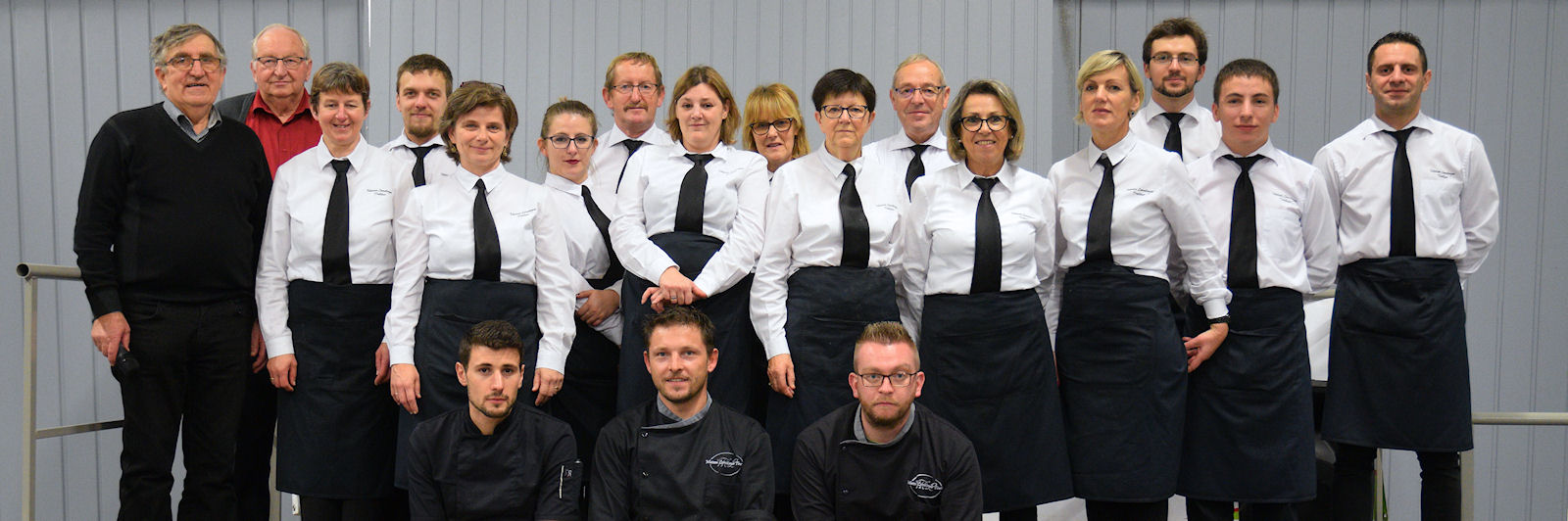 Pose photo pour l'équipe " Maison Lemétayer Traiteur "