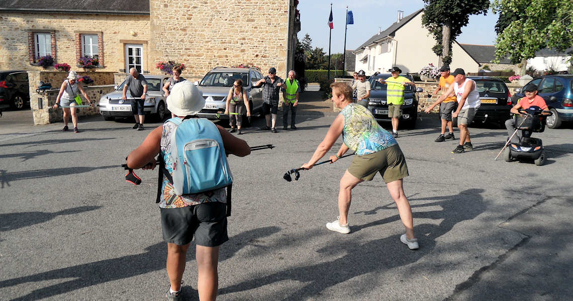 Exercice d'échauffement sur la PLace de la Mairie