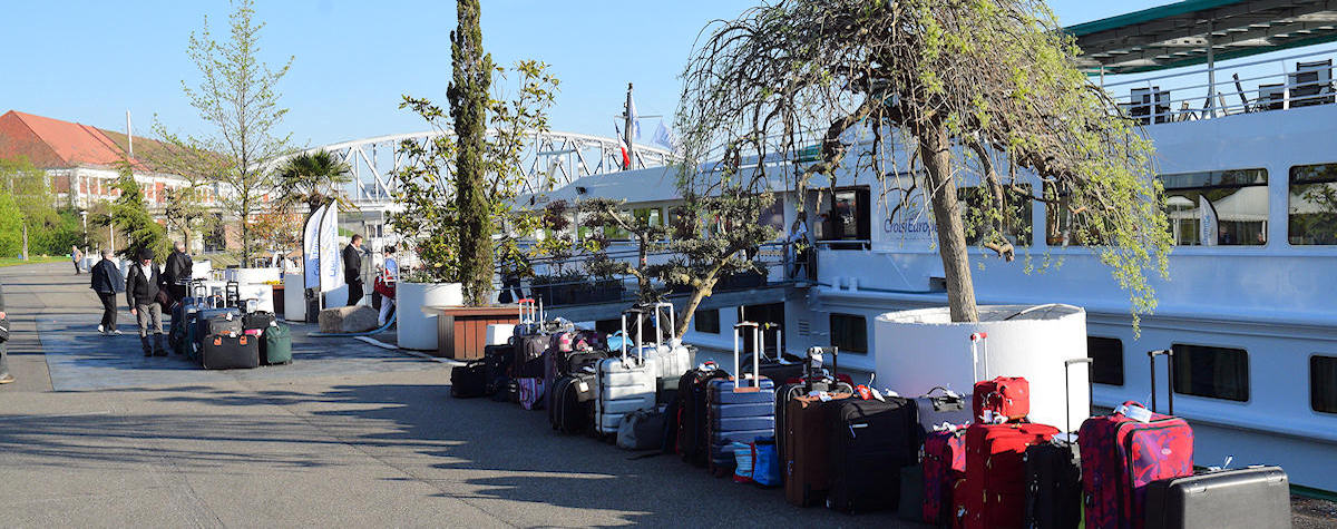 Nos valises sur le quai, en attente de chargement dans les autocars