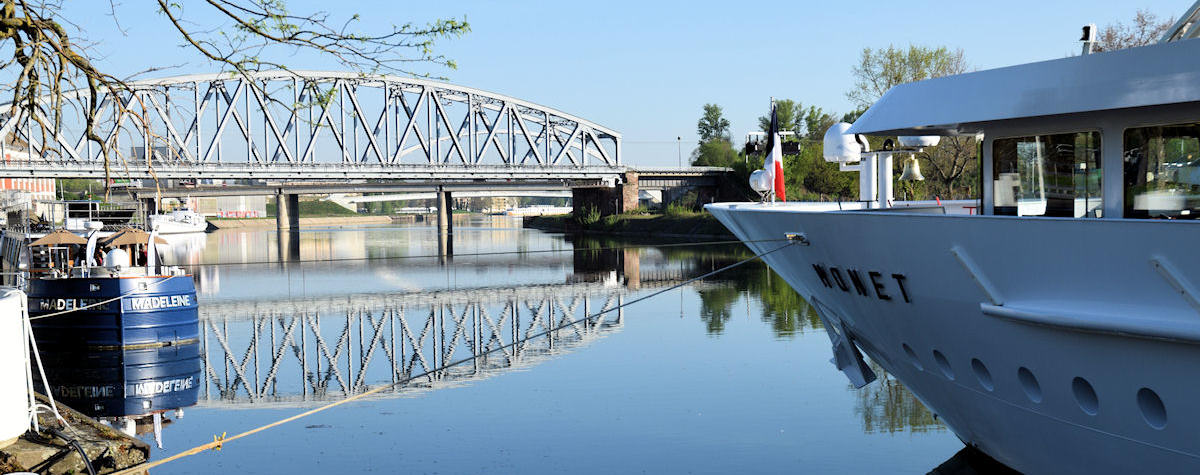 Le Monet à quai à la gare fluviale de Strasbourg