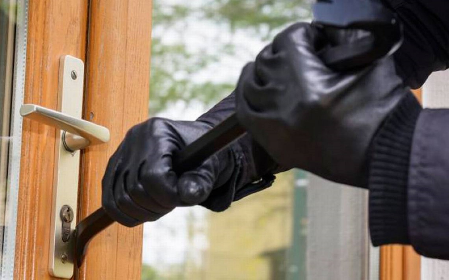 Consejos de seguridad para evitar accidentes y robos al salir de casa