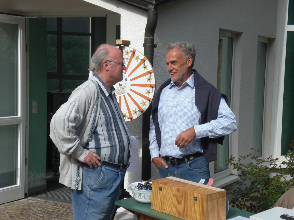 Adolf und Willi vor dem Schnapsrad